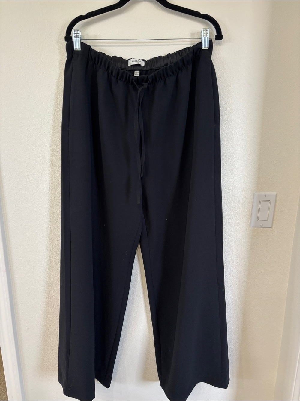 Aritzia Women’s Lodge Pant in Black Crepette Size L